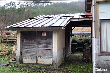 芸備線・道後山駅駅舎横の小屋