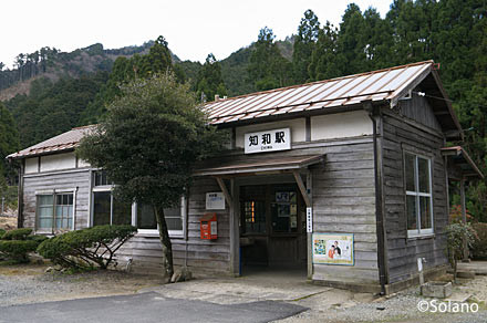 因美線・知和駅。素朴で味わい深い木造駅舎