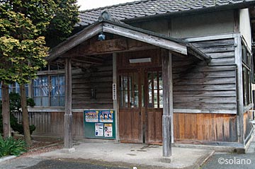 姫新線、岩山駅の木造駅舎