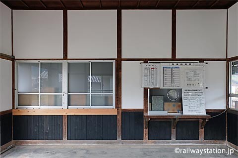 大矢駅駅舎内部、改修された窓口跡