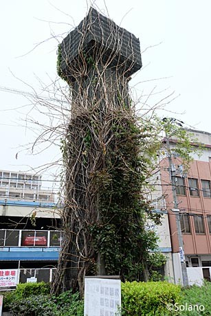 姫路モノレール廃線跡、緑化された橋脚。