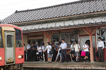 高山本線、千里駅で列車を待つ乗客達