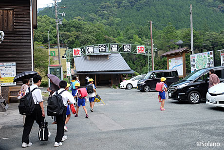 飯田線湯谷温泉駅、下校する子供