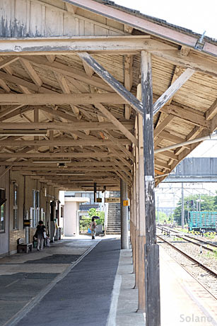 牛久保駅プラットホームと木造上屋