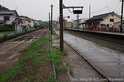 西富山駅プラットホームと構内