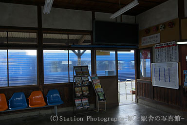 豊前松江駅を通過する883系特急ソニック