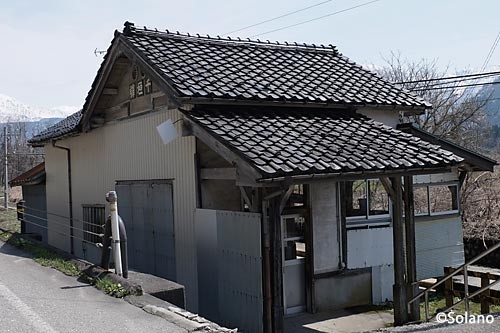 富山地鉄・立山線、千垣駅の木造駅舎