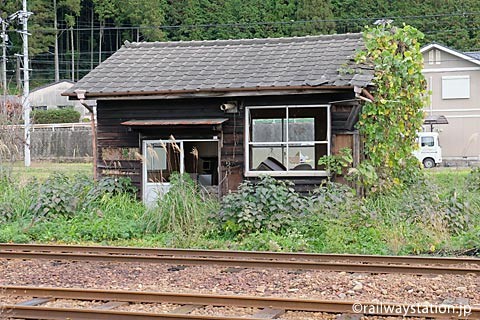 大矢駅、レール沿いの木造建築物