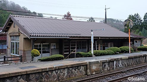 芸備線・道後山駅プラットホームと木造駅舎。