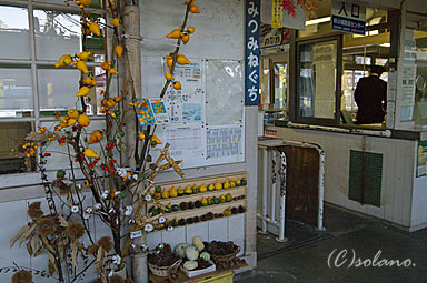 三峰口駅、秋の飾り。