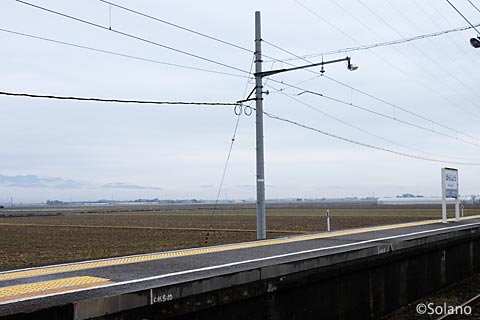 本庄駅プラットホームと周囲の風景