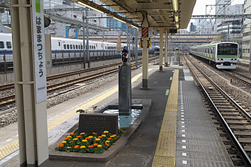 浜松町駅ホームの小便小僧と周囲の風景