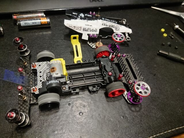 ミニ四駆】FMVZ用に新ボディ！簡易スプラッシュ塗装 : サブカル”ダディ