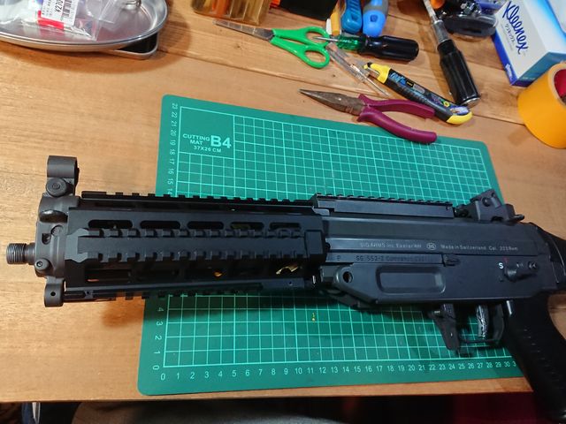 東京マルイ SIG552】ハンドガードを無理矢理付けたい感ある