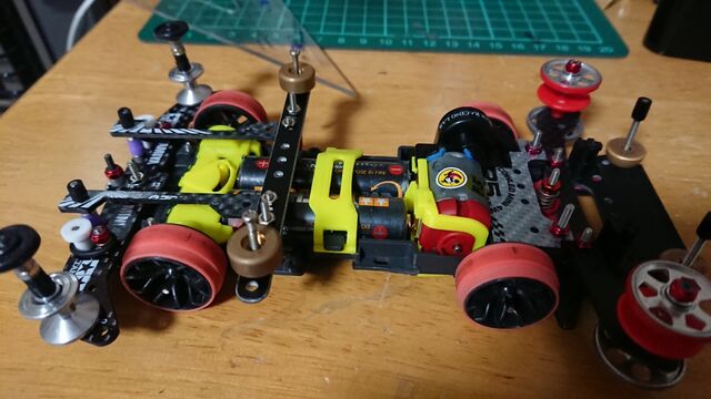 ミニ四駆MEシャーシ完成車吊り下げ式、ダブルバネスラダン、バック