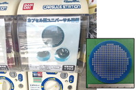 店舗正面入口外のガチャガチャで好評発売中！