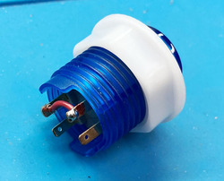 LEDの+側とスイッチの片方をつなぐ01