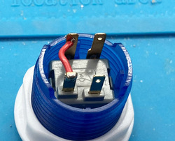LEDの+側とスイッチの片方をつなぐ02
