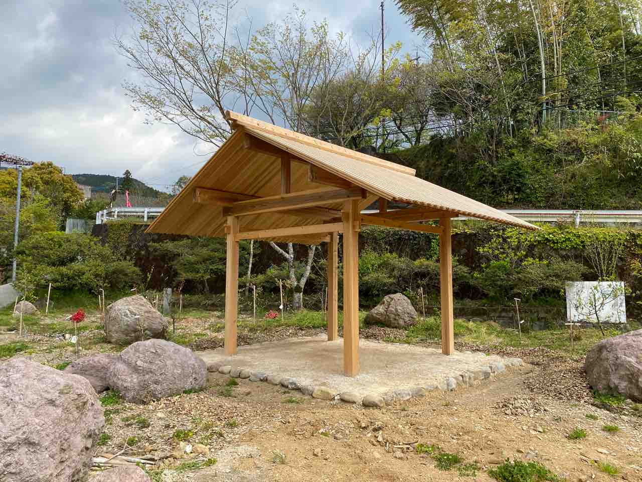 復興支援のアートガーデン 災害被災木の東屋 植栽 福岡エルフの木 被災地の妊産婦さんと子供達に野菜を届けるプロジェクト 復興支援のアートガーデン 災害被災木の東屋 植栽 福岡エルフの木 被災地の妊産婦さんと子供達に野菜を届けるプロジェクト