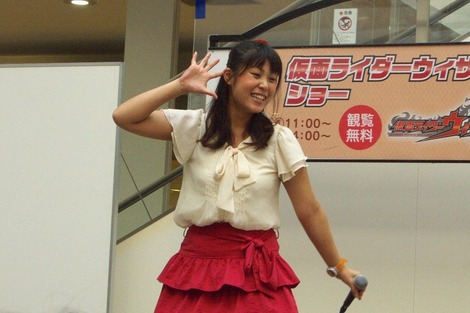 20120915 仮面ライダーウィザードショー司会のおねえさんA
