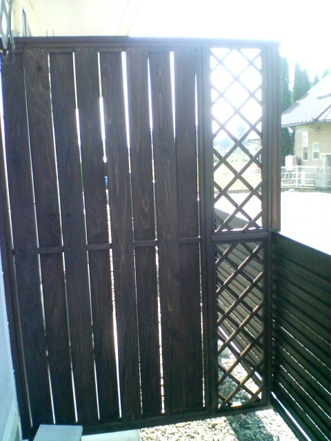 ベランダ間仕切り完成 心温まる入居者同士の交流