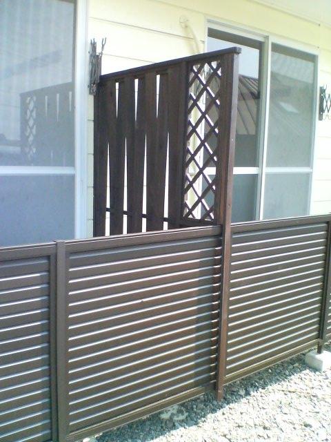 ベランダ間仕切り完成 心温まる入居者同士の交流