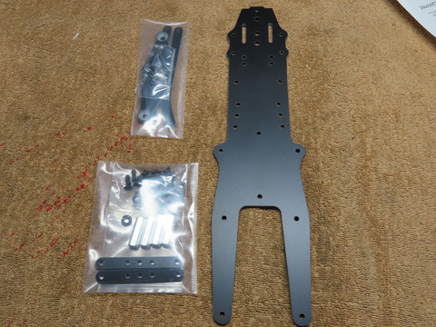 パーツからF103を組んでみる①～メインシャーシとTバー接続