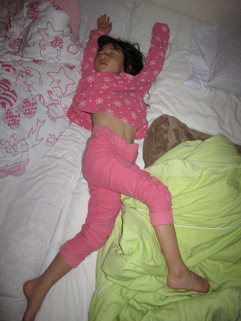 小学生寝姿画像 amanaimages PLUS - アマナイメージズ