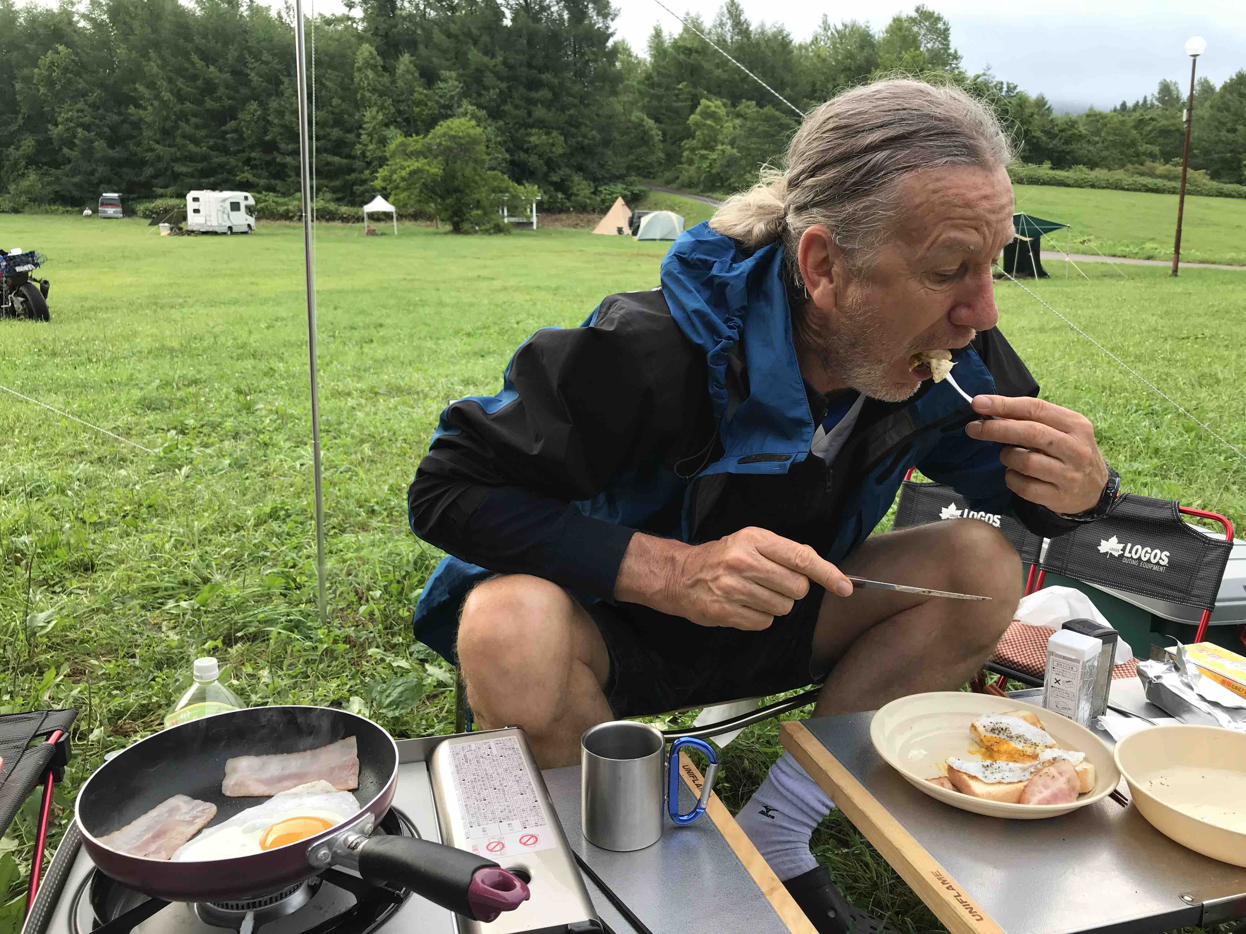 北海道の旅4日目 徳舜瞥山麓 とくしゅんべつさんろく キャンプ場 2 暑い 顔は白人ど真ん中 ジョンと私の日常