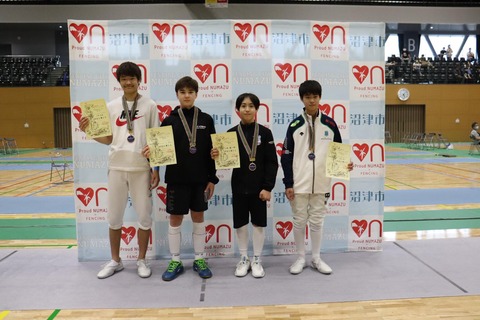 4人
