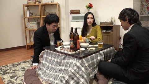 コタツの中で人妻とイチャイチャ (41)