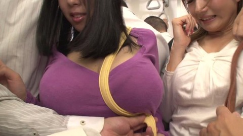 ２人の巨乳娘を痴漢するエロ画像-019