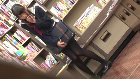 美脚女のパンツを没収し黒ストッキング越しの痴漢-034