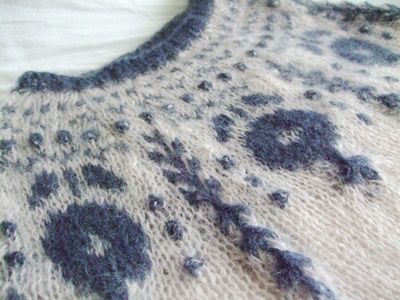 パリジェンヌの編みもの』より食器模様のロピ風セーター 完成