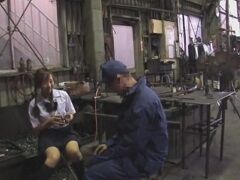 町工場の社長のJKの娘に流れで手コキフェラして貰っていたら社長にバレて・・・