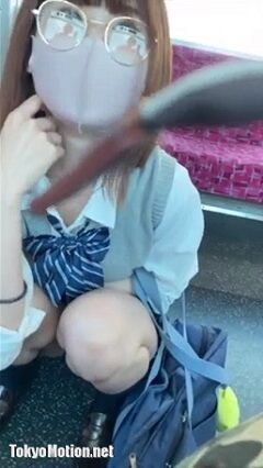 こんな真面目そうなJKが電車内でさりげなくパンチラ挑発するなんて・・・