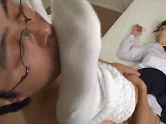 ルーズソックスのJKの太ももをとことん堪能する親父