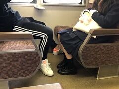 駅間の電車が動いている時だけ足コキするJKに翻弄される男