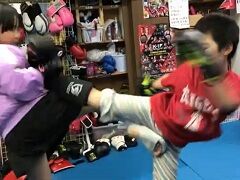 キックボクシング道場の組手練習中にカウンターで金的をいれる恐ろしい子