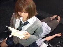 おじさんの顔に座って読書するJK