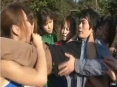 美女レスリング部集団の性欲のはけ口にされる男