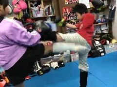 キックボクシング道場の組手練習中にカウンターで金的をいれる恐ろしい子