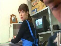 親友の彼氏を目の前で奪う悪女