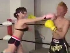 巨乳ちゃんとのスパーリングでボコボコにされる男