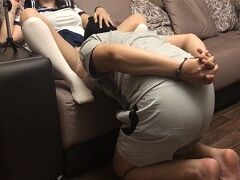 ちょいポチャJKに手錠をかけられた状態でクンニ奉仕するおじさん