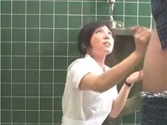 童顔ナースの献身的な手コキに放尿補助