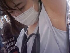 電車の中でワキの下を思いっきり盗撮されているJD