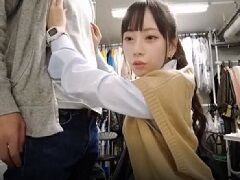 本番前にADを使って乳首責めの練習をする七沢みあちゃん