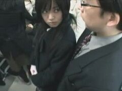 さえない親父を冷たい視線を浴びせながら手コキで逝かせるＪＫ