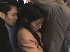 満員電車でJKの手が股間にあたり・・・